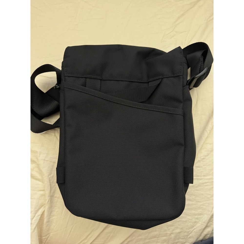 Tom Bihn   Small Cafe Bag Black Ballistic Nylon Vertical Crossbody Tablet